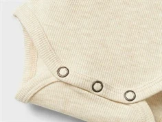 Knaplukning i råhvid rib body med flæsekrave fra Lil Atelier 13240334 turtledove melange